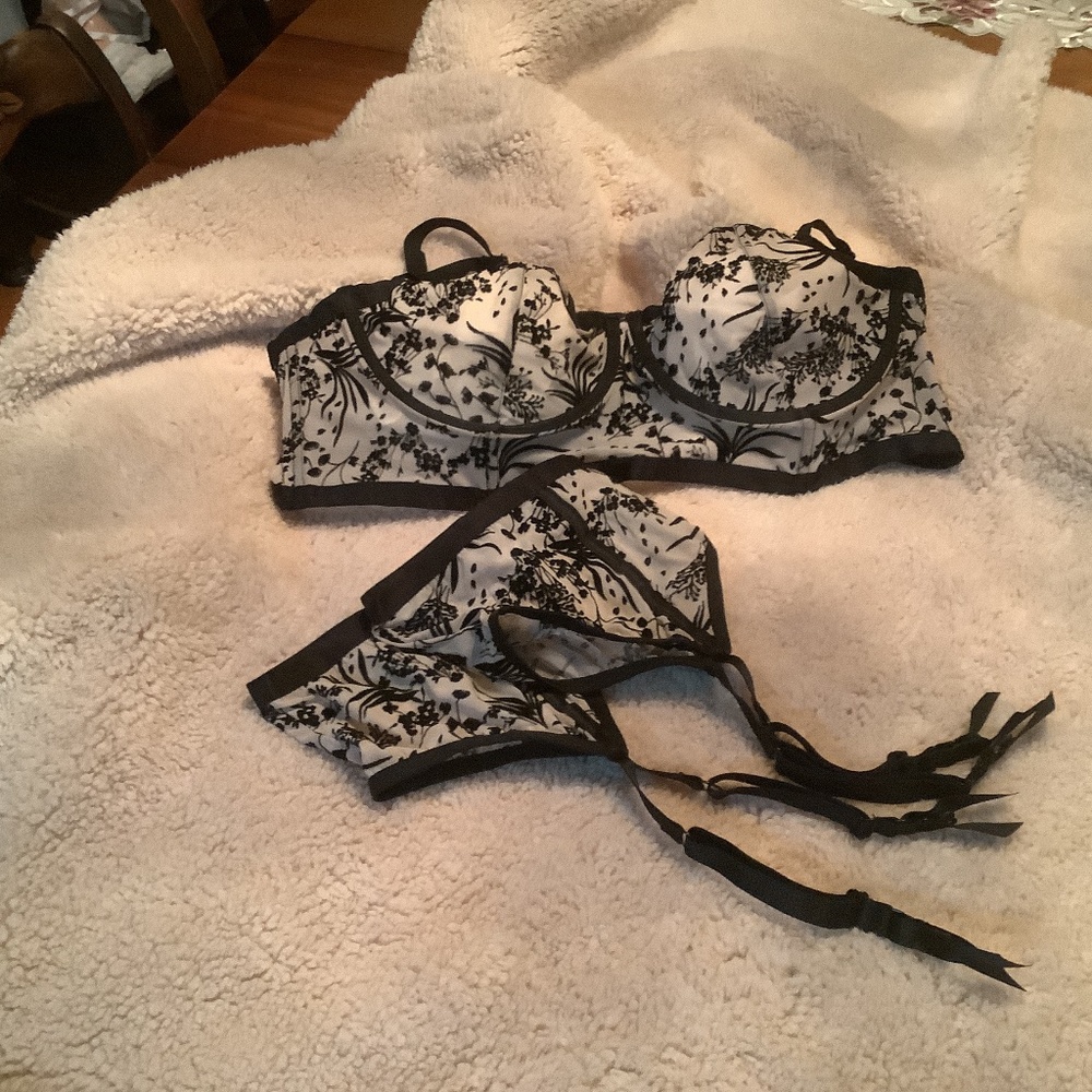 Torrid Curve size 2 beige and black  velvet embossing NWOT Bralette and garter